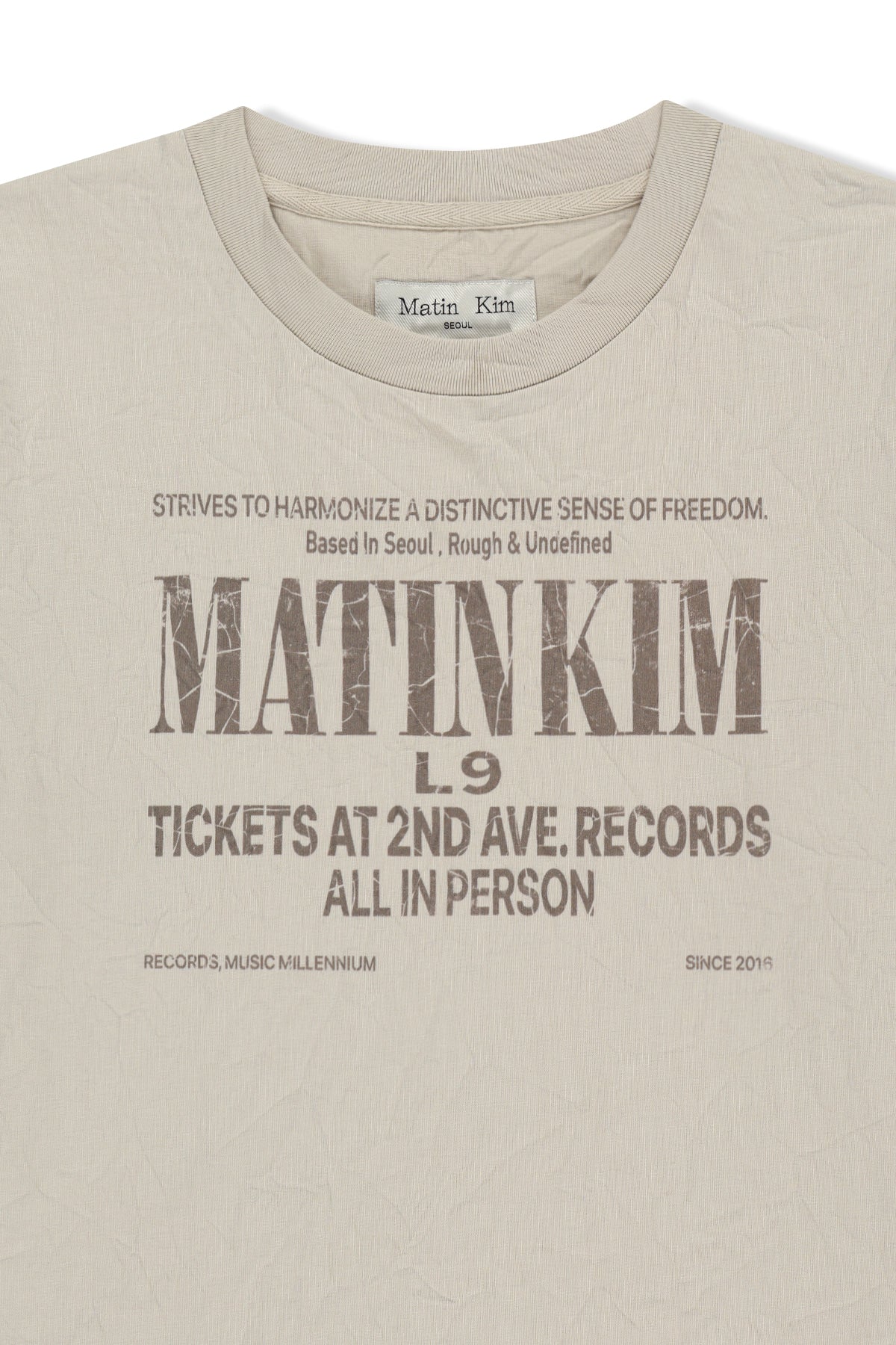 matinkim LETTERING GRAFFITI CREASE TOP IN BEIGE
