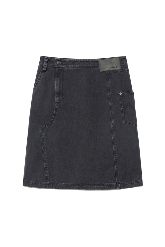 matinkim SIDE POCKET POINT MIDI SKIRT IN CHARCOAL