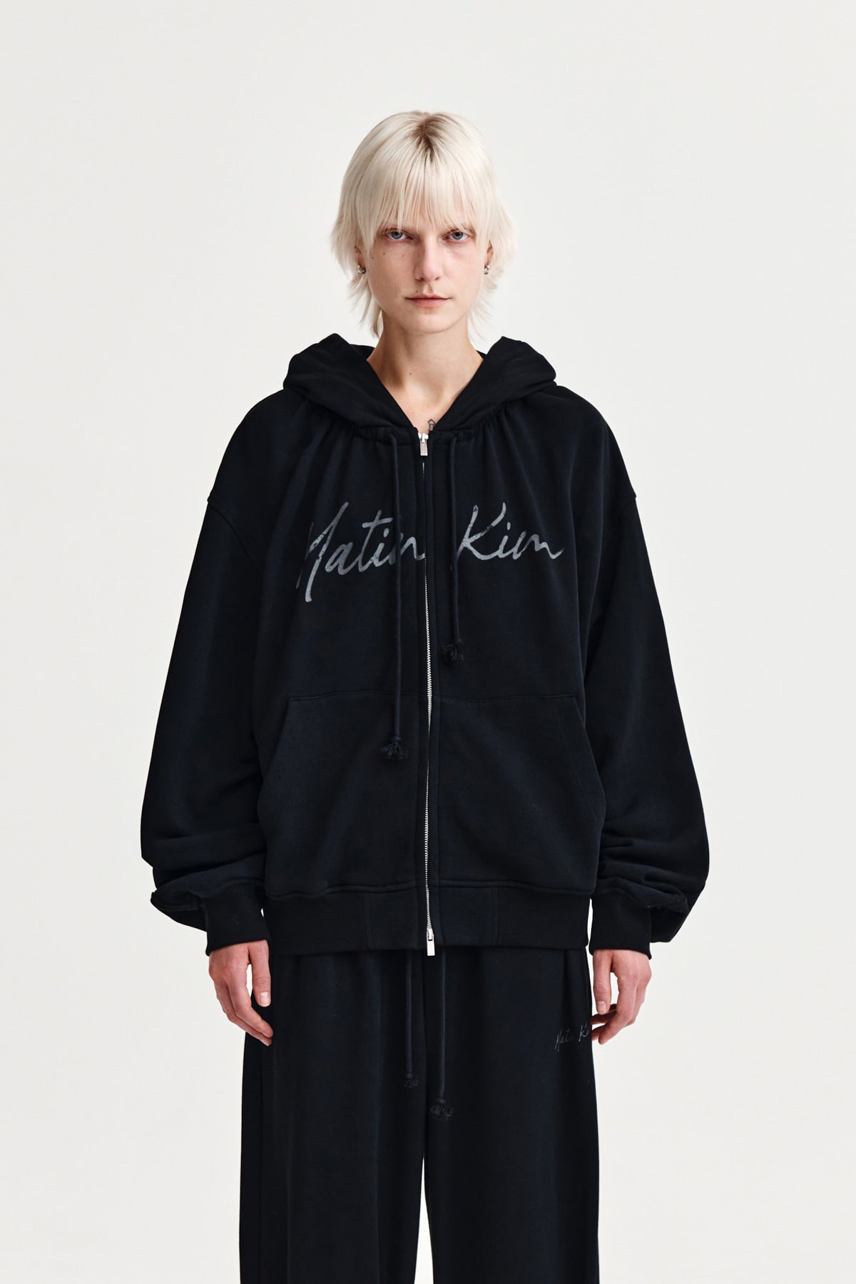matinkim DRAWSTRING POINT ZIP UP HOODY IN BLACK