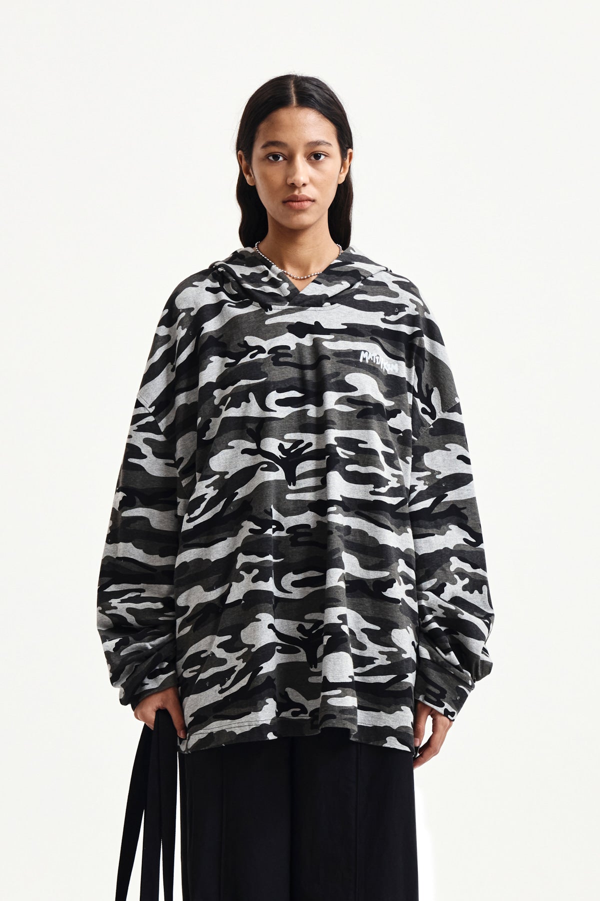matinkim TYPO ARTWORK CAMOUFLAGE HOODY IN KHAKI