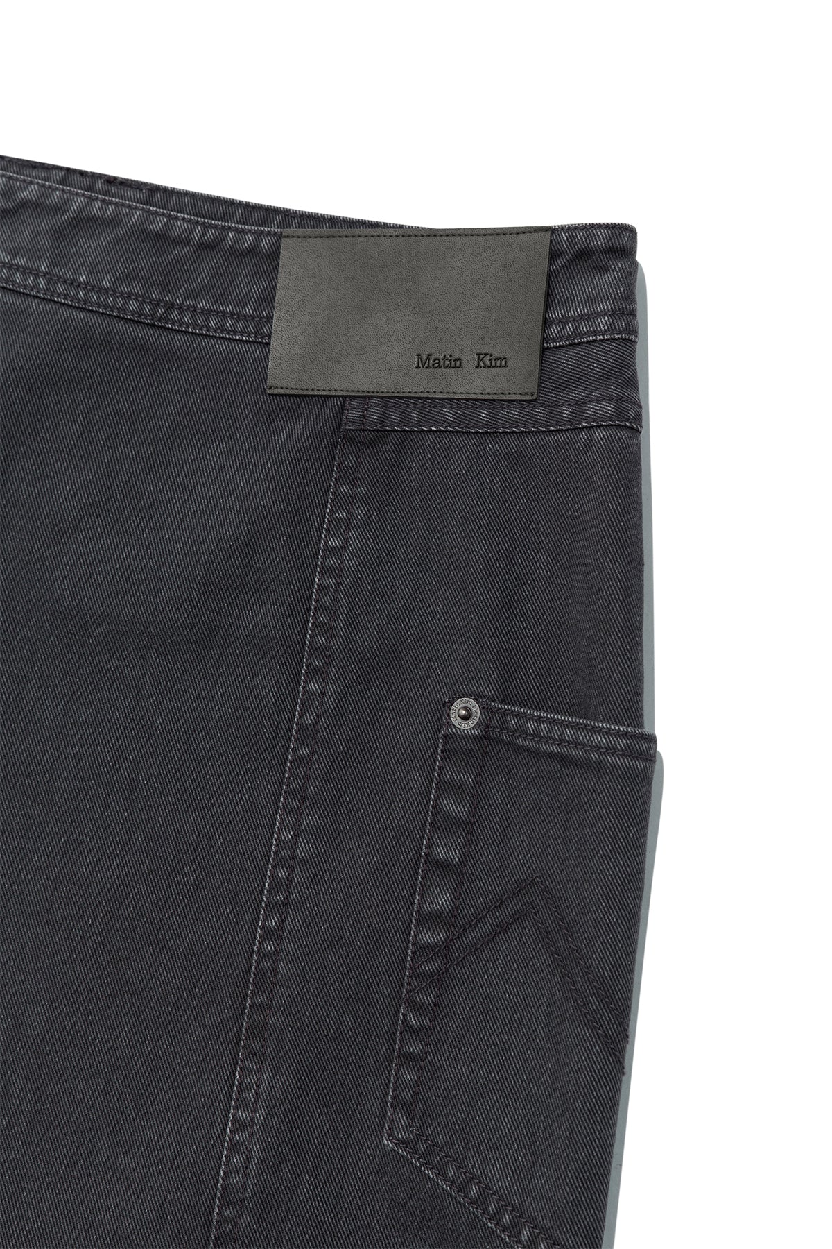 matinkim SIDE POCKET POINT MIDI SKIRT IN CHARCOAL
