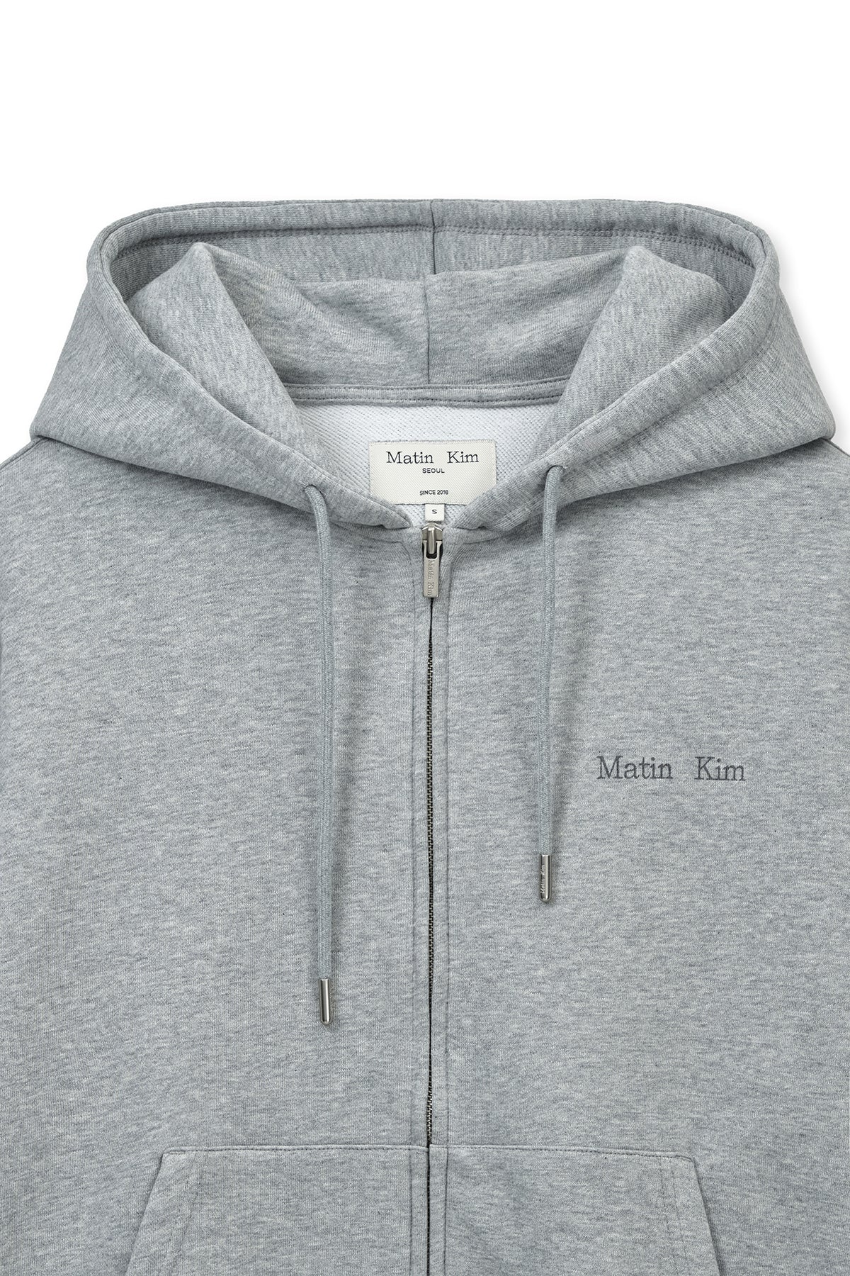 matinkim BACK LOGO ESSENTIAL HOODY ZIP UP IN GREY