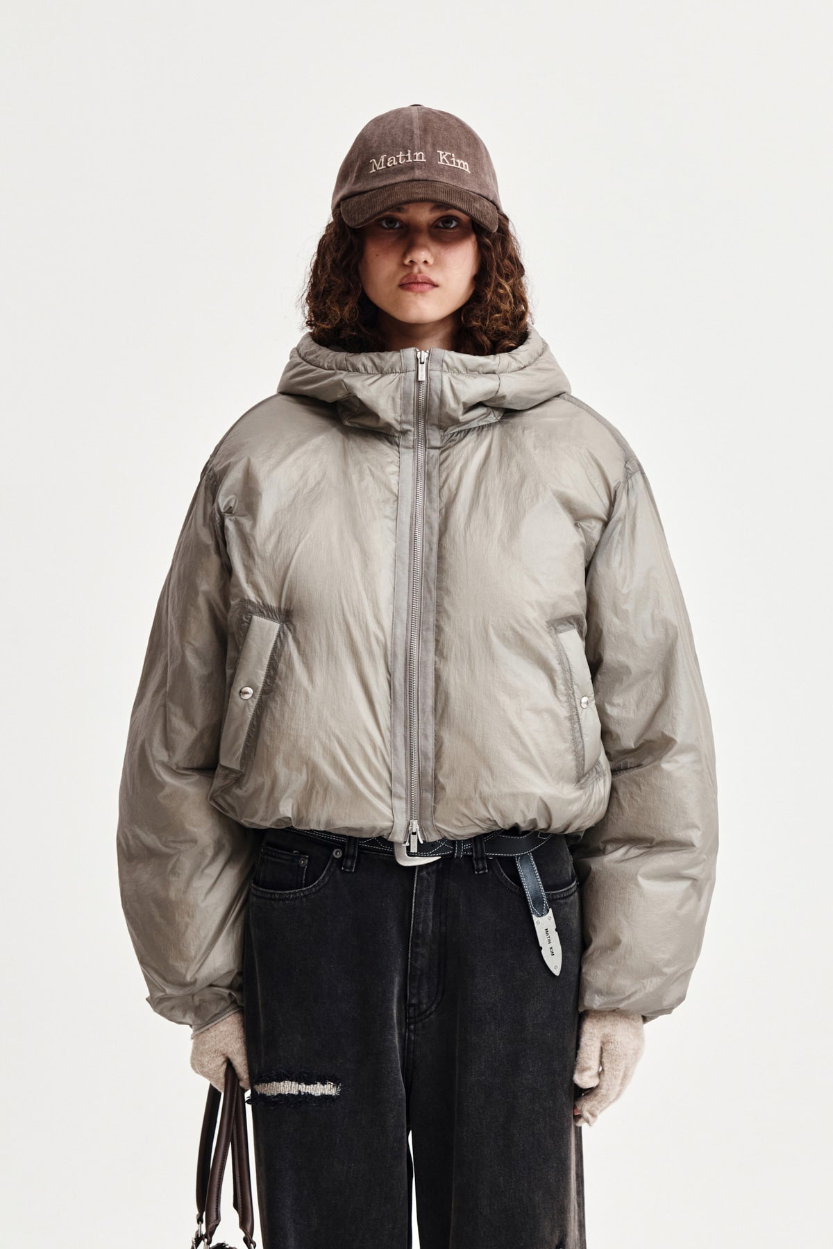 matinkim BACK LOGO HOODY SHORT DOWN JUMPER IN BEIGE