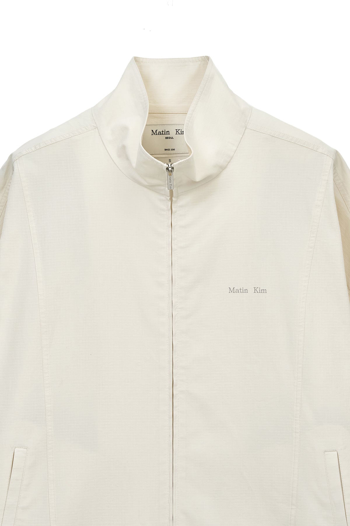 matinkim BACK LOGO HIGH NECK JUMPER IN CREAM