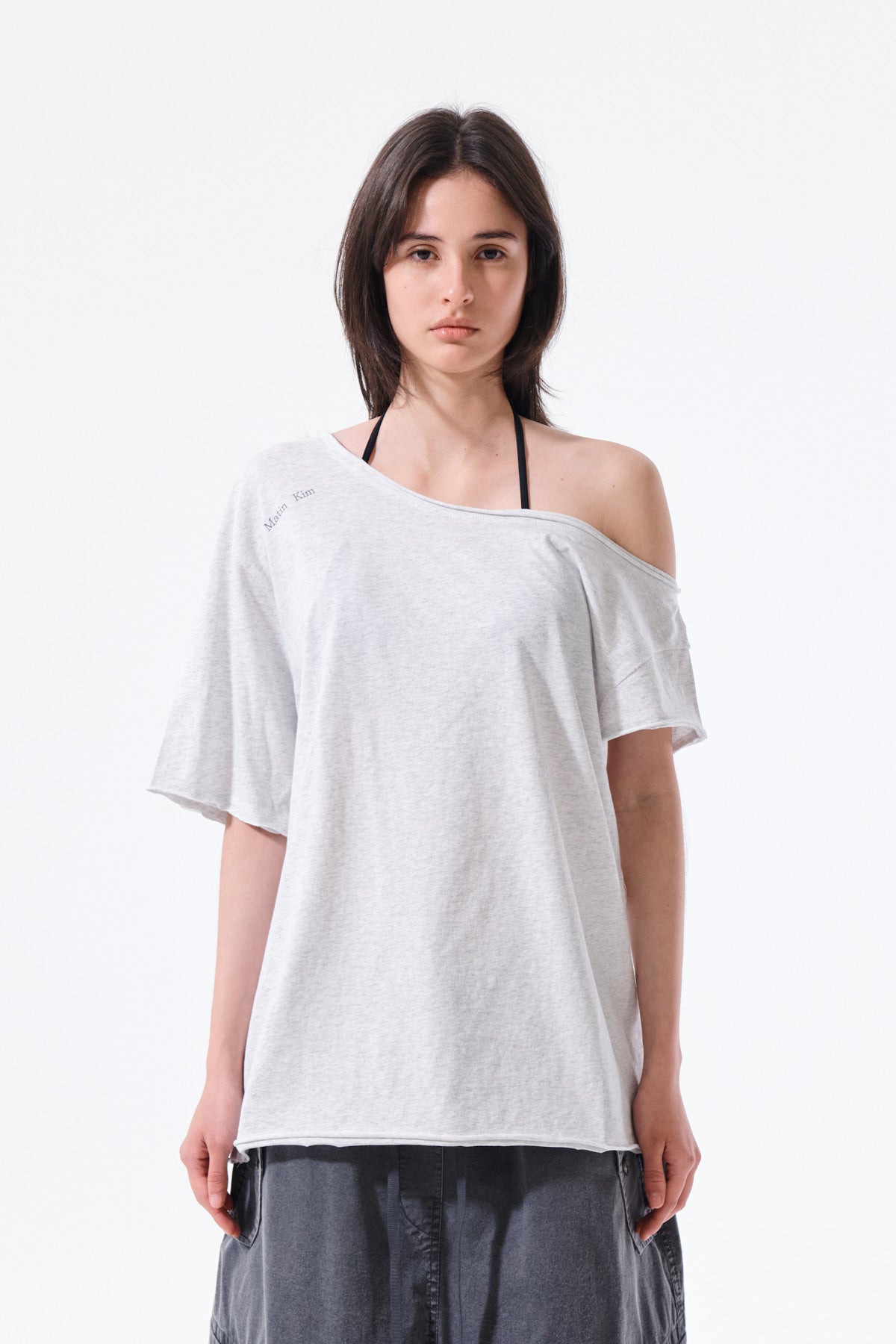 matinkim ASYMMETRIC OFF SHOULDER TOP IN LIGHT GREY