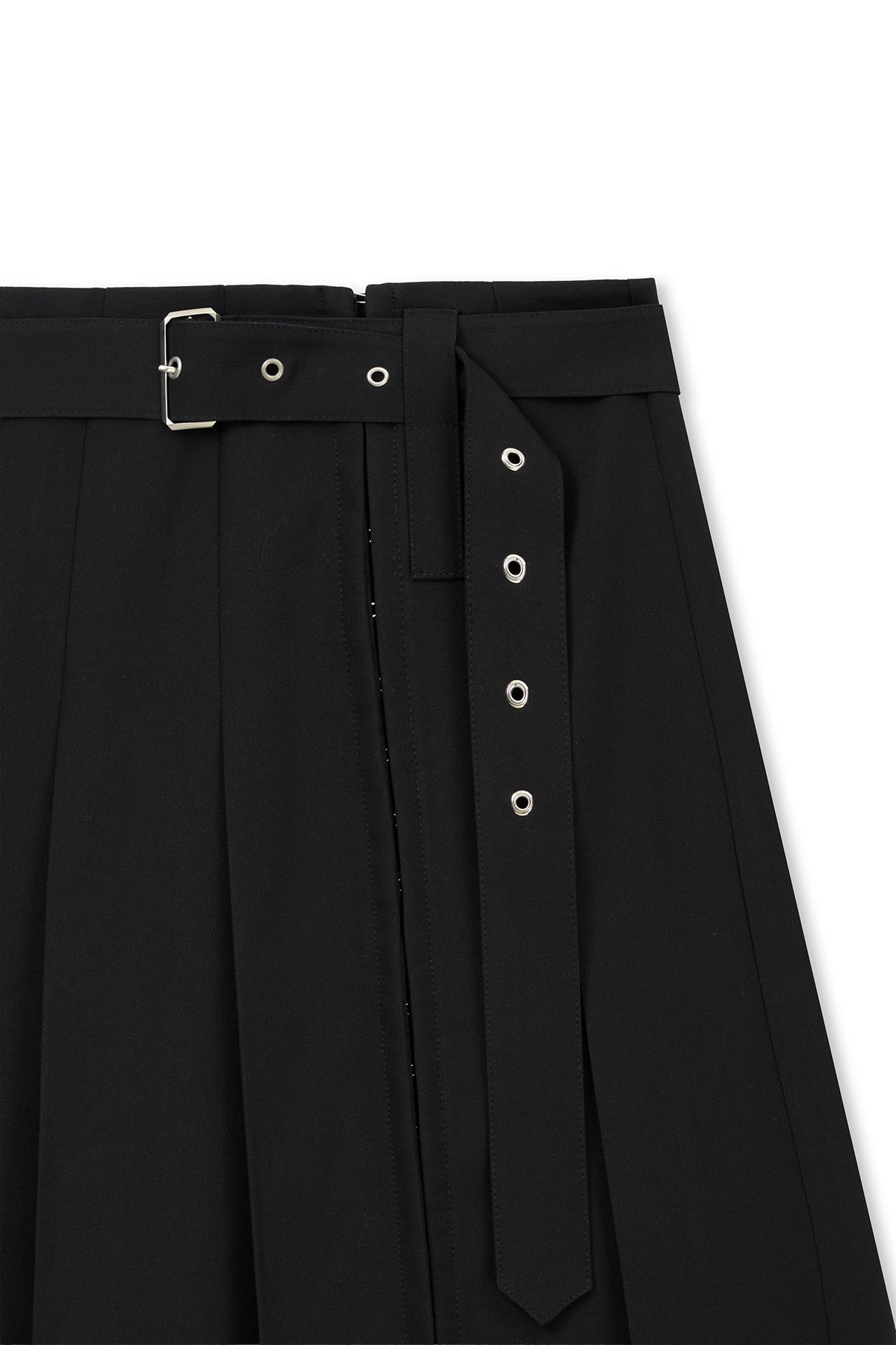 matinkim BELTED SLIT PLEAT SKIRT IN BLACK