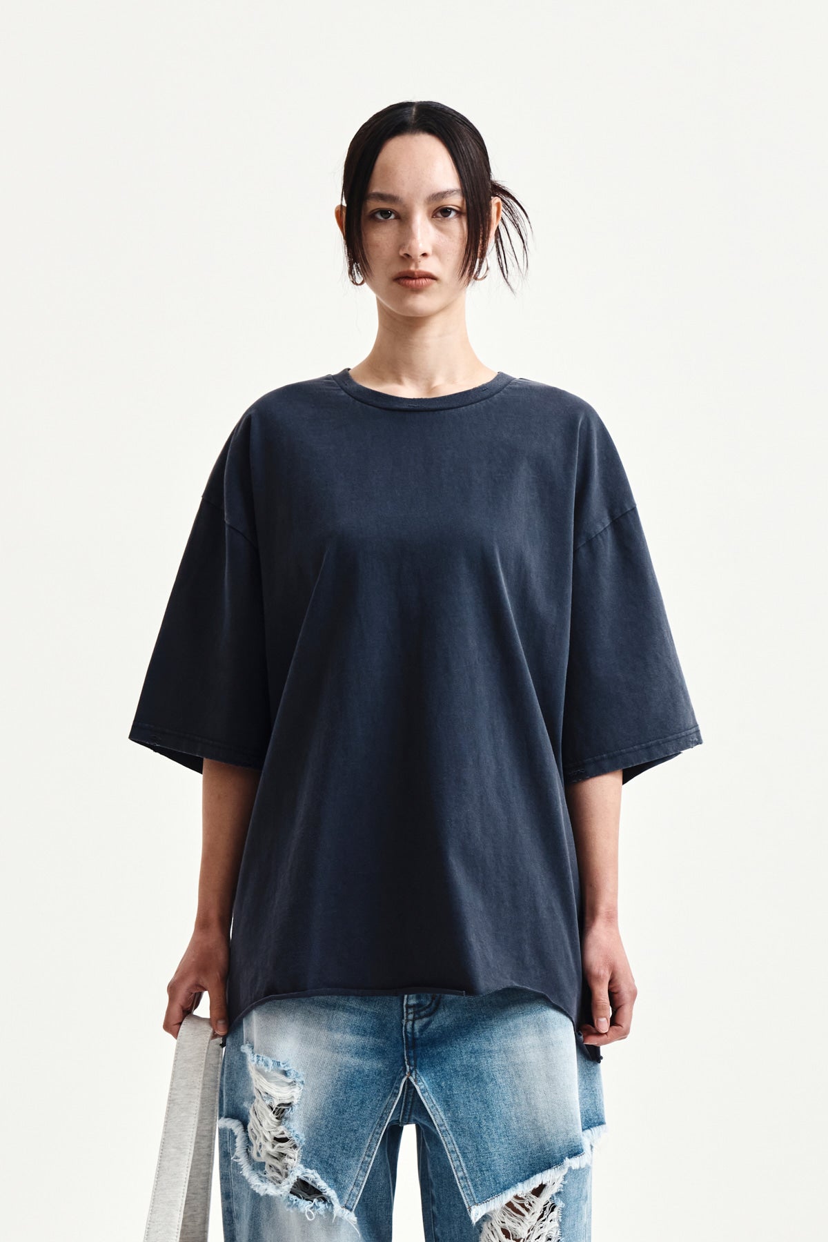 matinkim RAW CUT GRAFFITI LOGO TOP IN NAVY