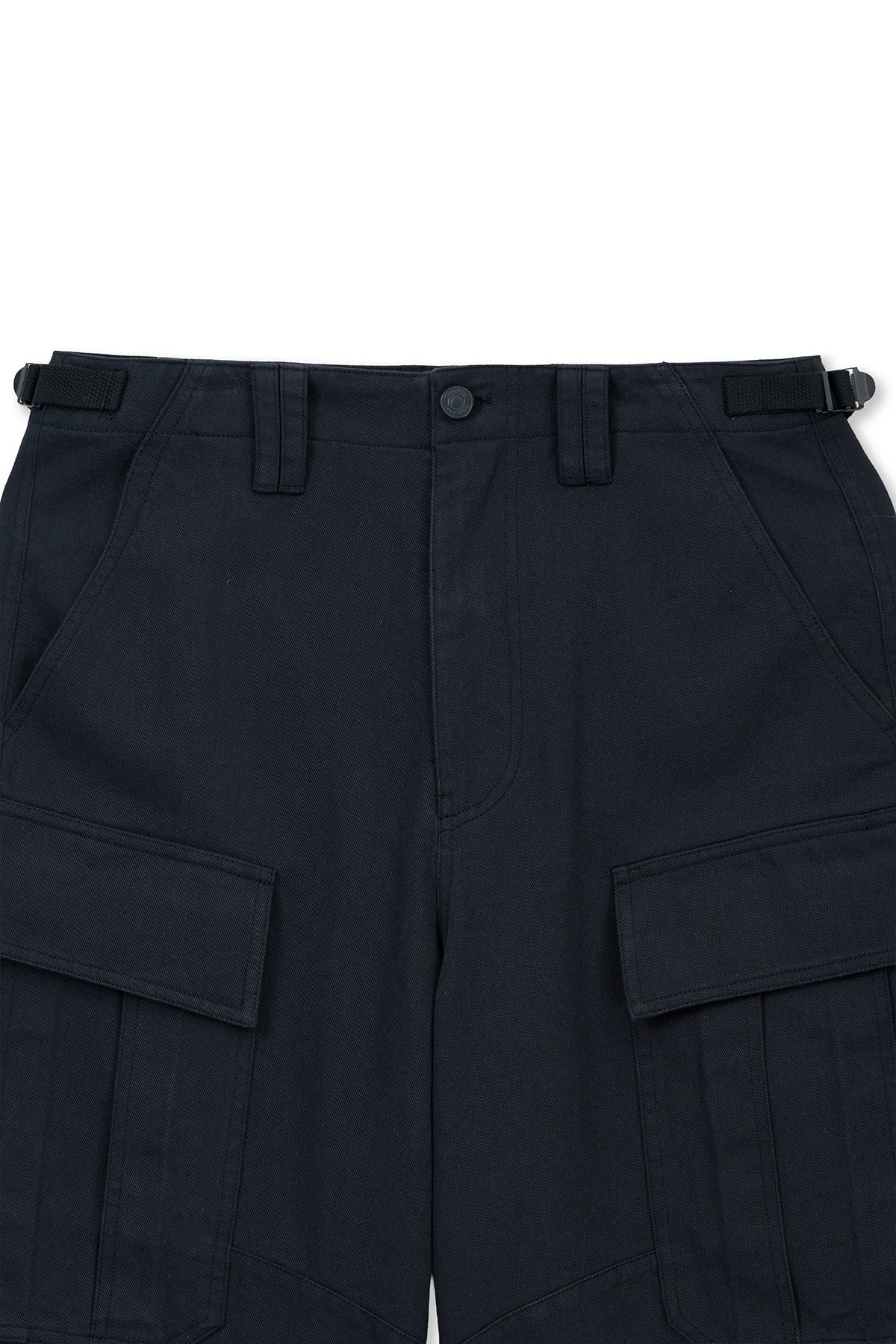 matinkim UTILITY CARGO BERMUDA PANTS IN NAVY