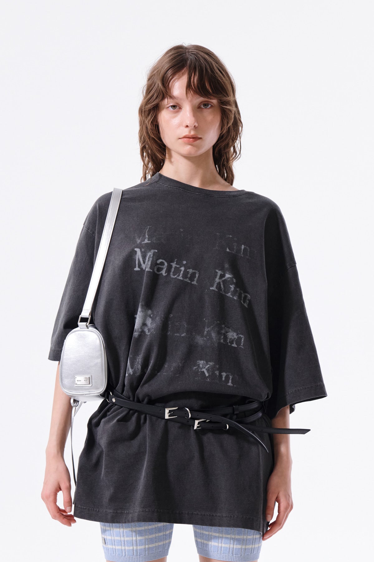 matinkim PIGMENT GRAFFITI LOGO TOP IN CHARCOAL
