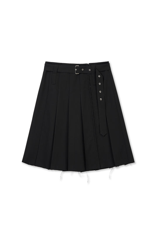 matinkim BELTED SLIT PLEAT SKIRT IN BLACK