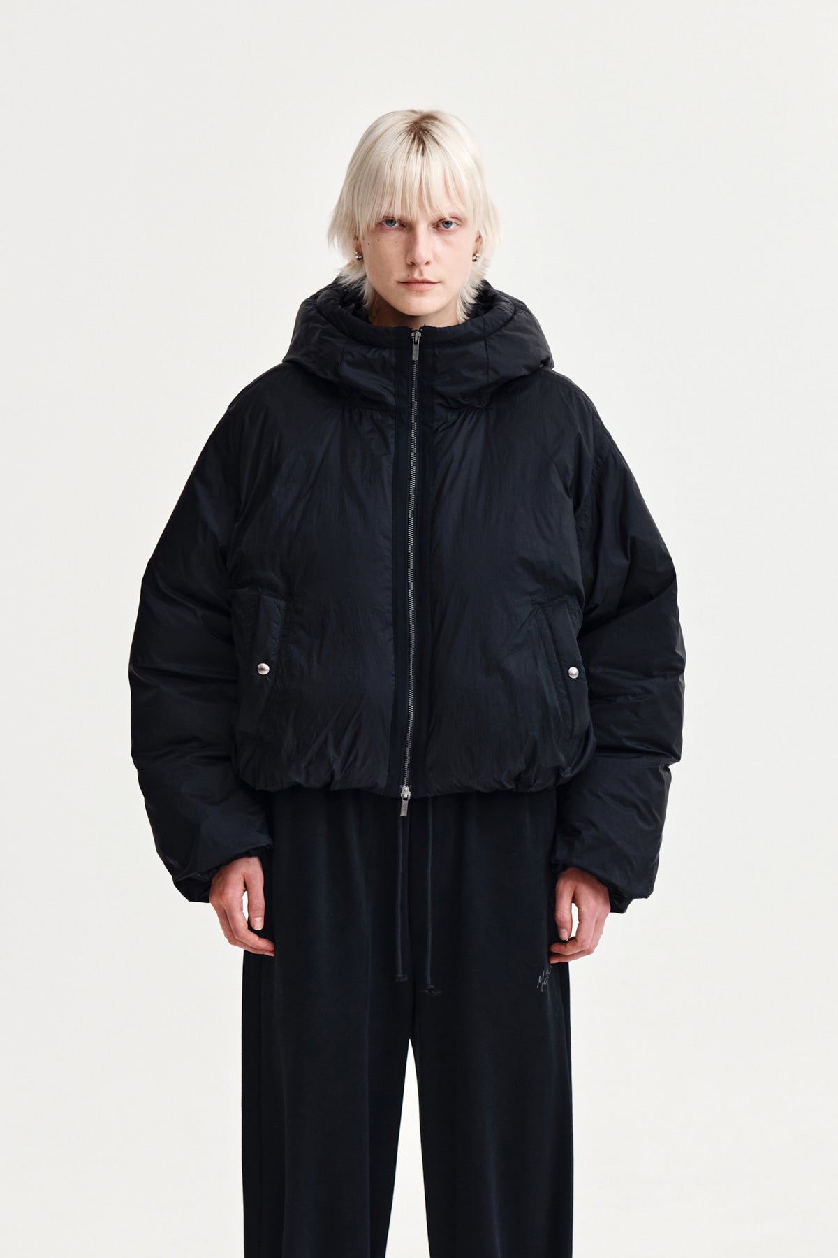 matinkim BACK LOGO HOODY SHORT DOWN JUMPER IN BLACK