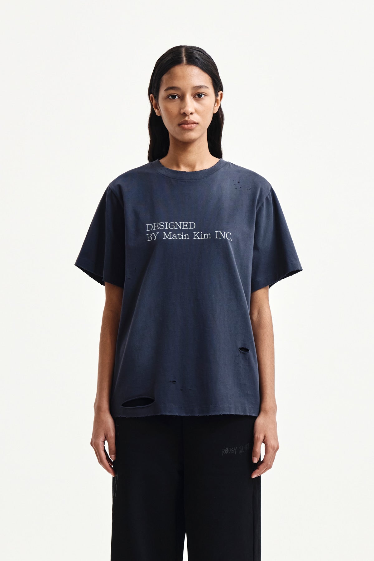matinkim SPRAY WASHED LETTERING DAMAGED TOP IN NAVY