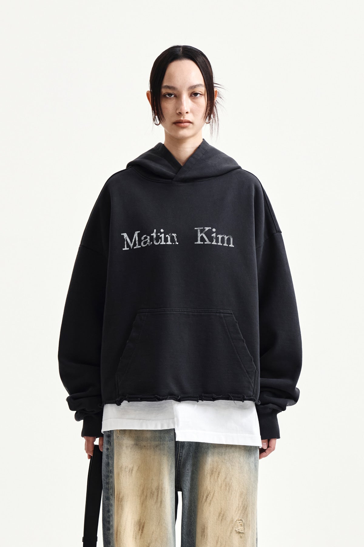 matinkim RAW EDGE HEM SWEAT HOODY IN CHARCOAL
