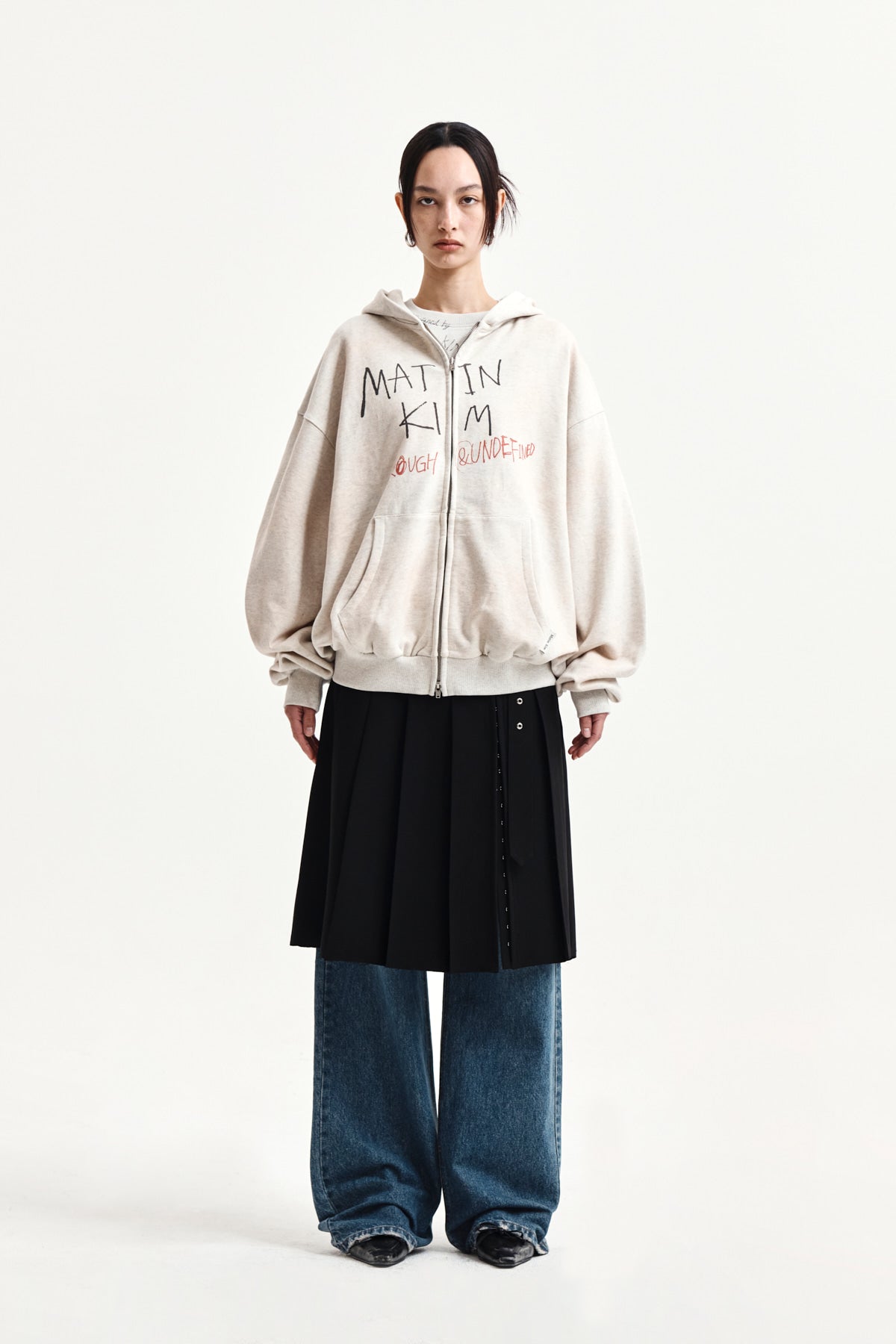 matinkim BACK POCKET PATCH DESTROYED DENIM PANTS IN BLUE