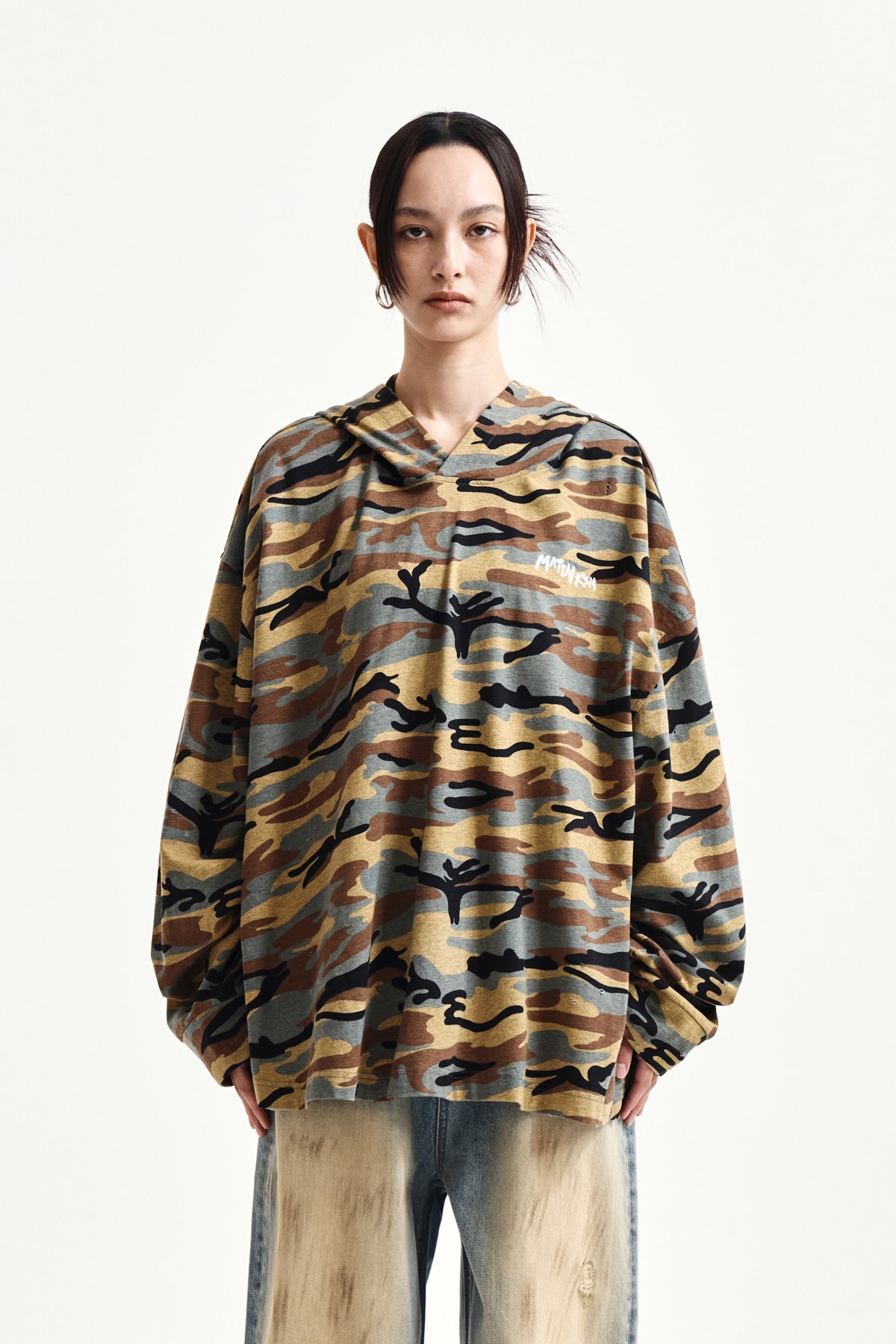 matinkim TYPO ARTWORK CAMOUFLAGE HOODY IN CAMEL