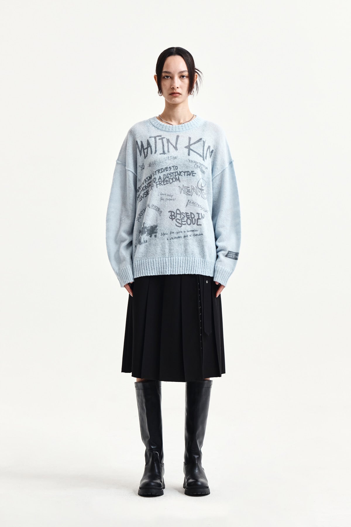 matinkim BELTED SLIT PLEAT SKIRT IN BLACK