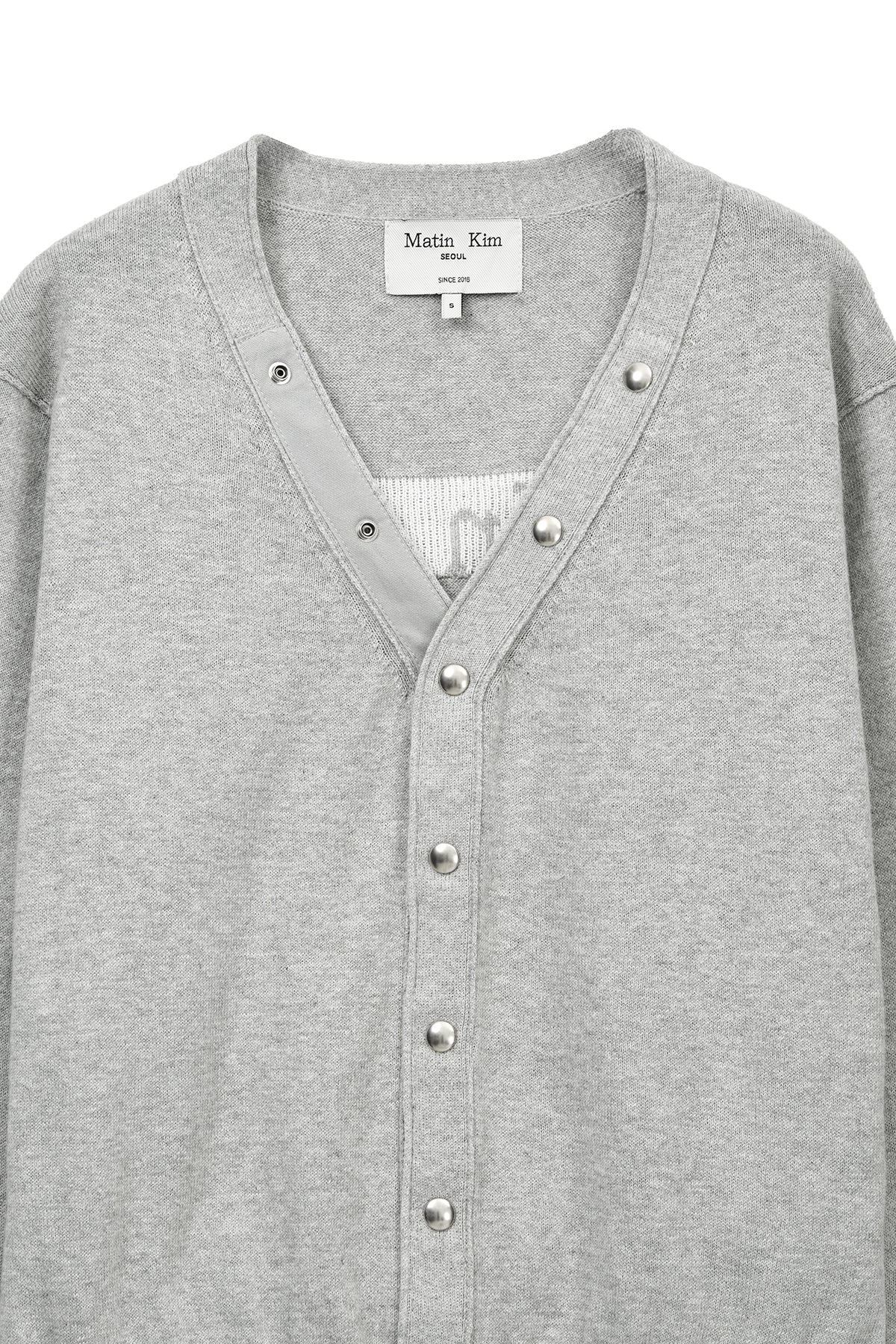 matinkim BACK LOGO SNAP BUTTON CARDIGAN IN GREY