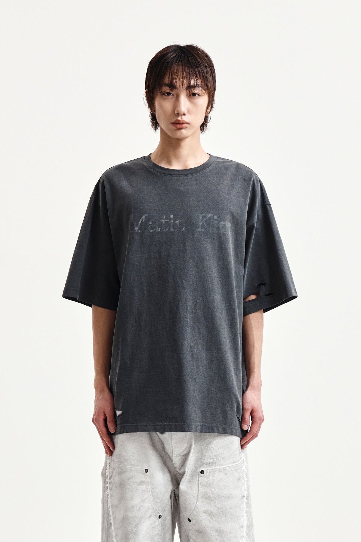 matinkim DISTRESSED LOGO TOP IN CHARCOAL