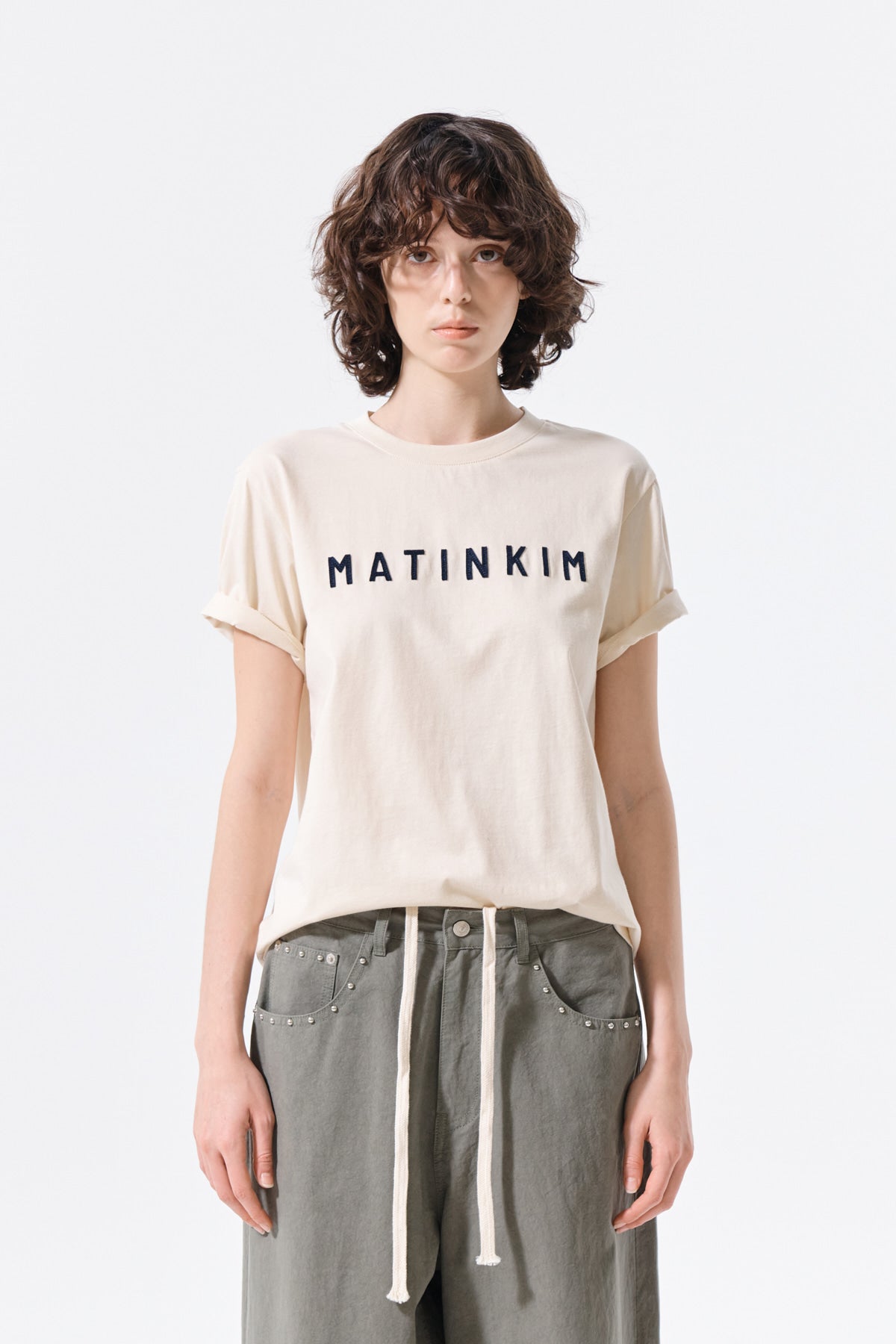 matinkim APPLIQUE FELT LOGO TOP IN CREAM