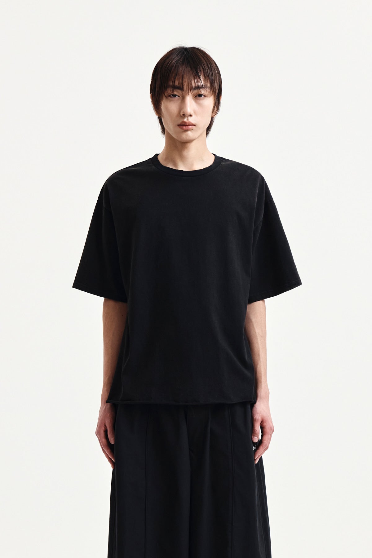matinkim RAW CUT GRAFFITI LOGO TOP IN BLACK